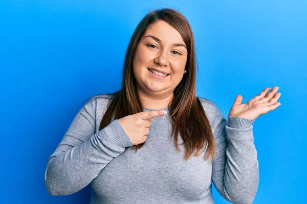 Beautiful Brunette Size Woman Wearing Casual Clothes Amazed Smiling Camera — Stock Photo, Image