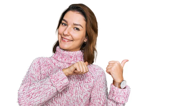 Jovem Caucasiana Usando Camisola Inverno Apontando Para Costas Com Mão — Fotografia de Stock