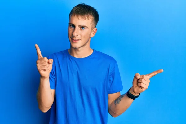 Gündelik Mavi Tişört Giyen Kendine Güvenen Farklı Yönleri Gösteren Genç — Stok fotoğraf