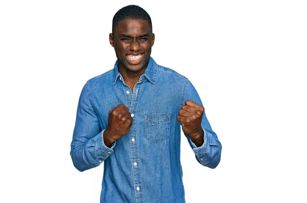 Молодой Африканский Американец Повседневной Одежде Взволнованный Успехом Поднятыми Руками Закрытыми — стоковое фото
