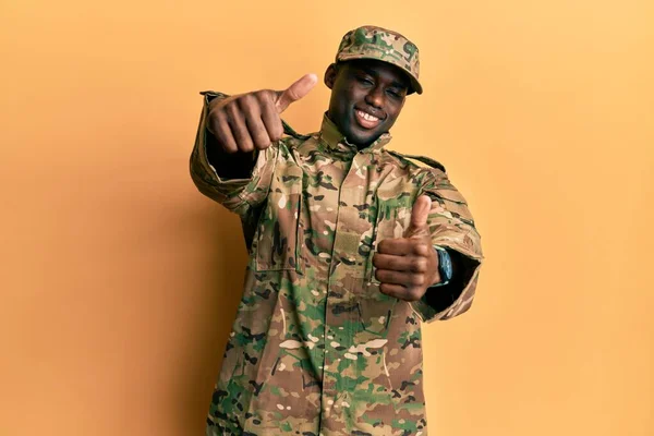 Mladý Africký Američan Armádní Uniformě Schvalující Pozitivní Gesto Rukou Palce — Stock fotografie