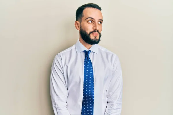 Joven Con Barba Vistiendo Corbata Negocios Sonriendo Mirando Lado Mirando —  Fotos de Stock