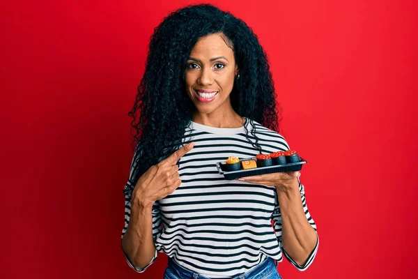 Mulher Afro Americana Meia Idade Mostrando Prato Sushi Sorrindo Feliz — Fotografia de Stock