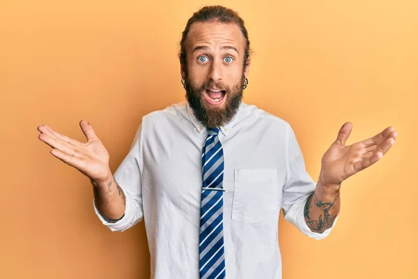 Beau Homme Avec Barbe Cheveux Longs Portant Des Vêtements Travail — Photo