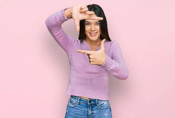 Joven Chica Hispana Vestida Con Ropa Casual Sonriente Haciendo Marco — Foto de Stock