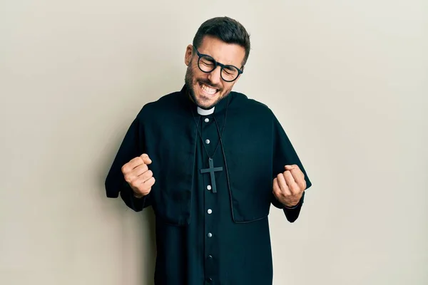 Jovem Hispânico Vestindo Uniforme Padre Sobre Fundo Branco Animado Para — Fotografia de Stock