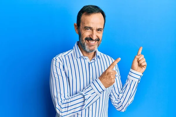 Medelåldern Hispanic Man Bär Casual Kläder Ler Och Tittar Kameran — Stockfoto