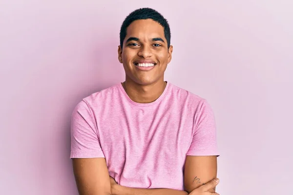 Jeune Homme Hispanique Beau Portant Shirt Rose Décontracté Heureux Visage — Photo