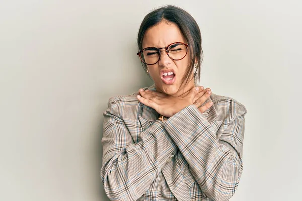 Mujer Morena Joven Con Chaqueta Negocios Gafas Gritando Sofocar Porque —  Fotos de Stock