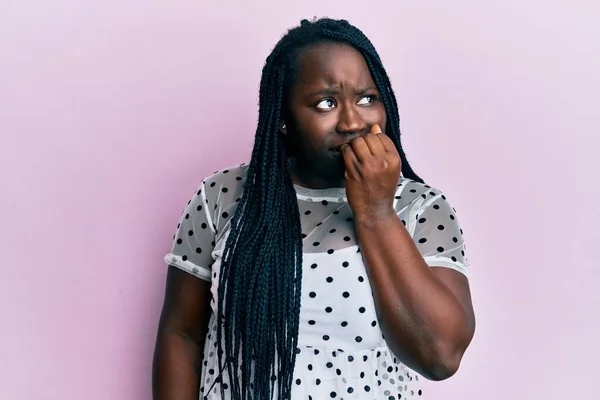 Jonge Zwarte Vrouw Met Vlechten Casual Kleding Die Gestrest Nerveus — Stockfoto