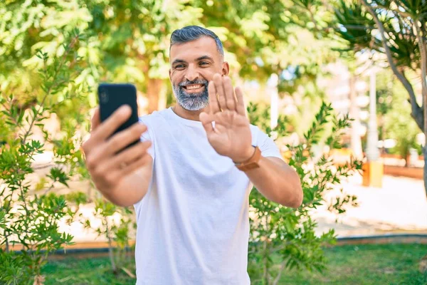 Μεσήλικας Γκριζομάλλης Χαμογελαστός Χαρούμενος Κάνοντας Βιντεοκλήση Χρησιμοποιώντας Smartphone Στο Πάρκο — Φωτογραφία Αρχείου