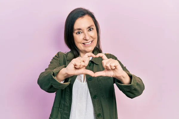 Middelbare Leeftijd Spaanse Vrouw Draagt Casual Kleding Glimlachend Liefde Tonen — Stockfoto