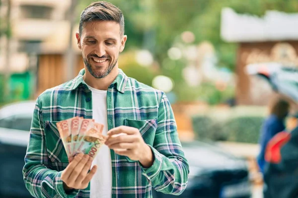 코카서스 남자가 미소짓고 있습니다 뉴욕에서 새로운 열광자와 지폐를 행복하게 있습니다 — 스톡 사진