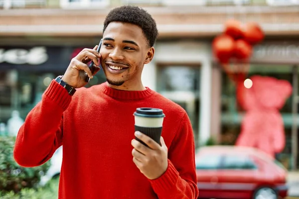 一位英俊的非洲裔美国人在户外打电话 — 图库照片