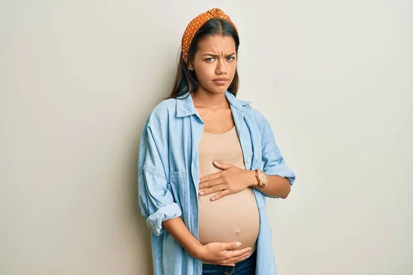 Bella Donna Ispanica Attesa Bambino Toccando Pancia Incinta Scettico Nervoso — Foto Stock