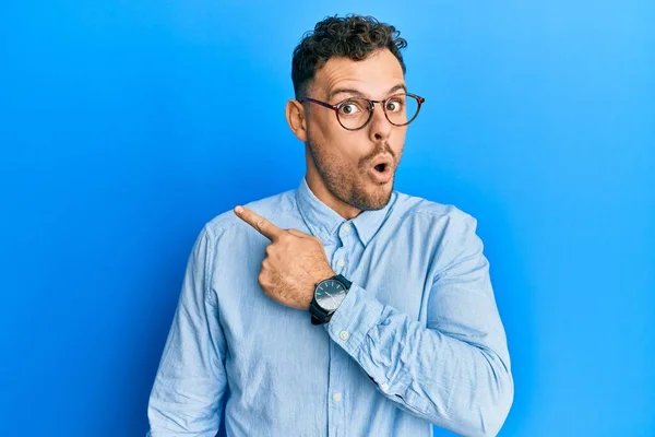 Young Hispanic Man Wearing Casual Clothes Glasses Surprised Pointing Finger — Stock Photo, Image