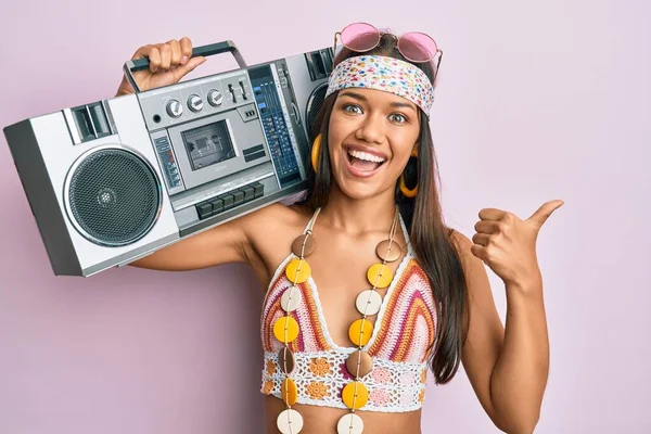 Schöne Hispanische Frau Trägt Hippie Stil Hält Boom Box Zeigt — Stockfoto