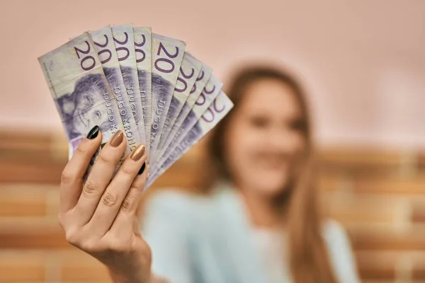 Νεαρή Ξανθιά Επιχειρηματίας Χαμογελώντας Ευτυχισμένη Κρατώντας Χαρτονομίσματα Της Σουηδικής Κορώνας — Φωτογραφία Αρχείου