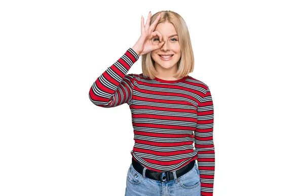 Junge Blonde Frau Lässiger Kleidung Tut Geste Mit Lächelnden Händen — Stockfoto