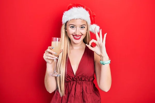 Молода Блондинка Різдвяному Капелюсі Шампанське Робить Знак Пальцями Усміхнений Дружній — стокове фото