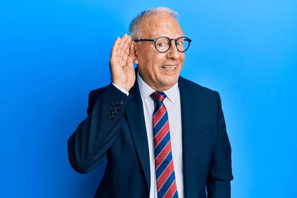 Hombre Caucásico Mayor Con Traje Negocios Corbata Sonriendo Con Mano —  Fotos de Stock