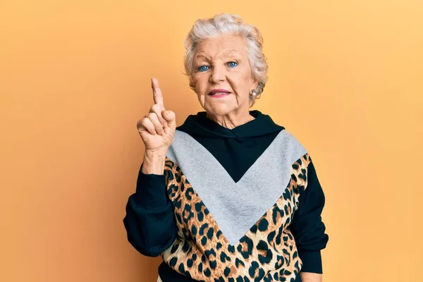 Starsza Siwowłosa Kobieta Odzieży Sportowej Uśmiechnięta Pomysłem Lub Pytaniem Wskazującym — Zdjęcie stockowe