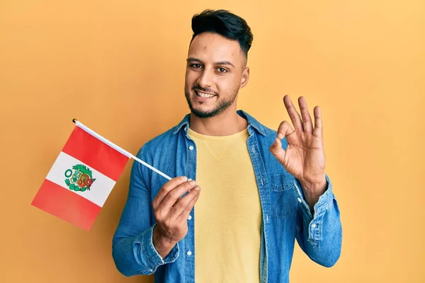 Mladý Arabský Muž Drží Peru Vlajku Dělá Znamení Prsty Usmívá — Stock fotografie