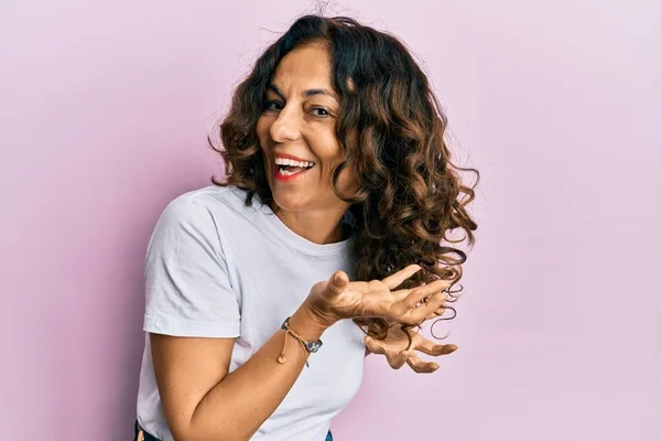 Beautiful Hispanic Woman Curling Hair Using Cosmetics Products Doing Curly — Stock Photo, Image