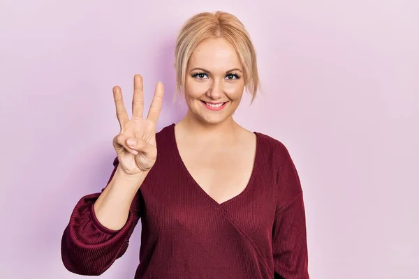 Молода Блондинка Повсякденному Зимовому Светрі Показує Вказує Пальцями Номер Три — стокове фото