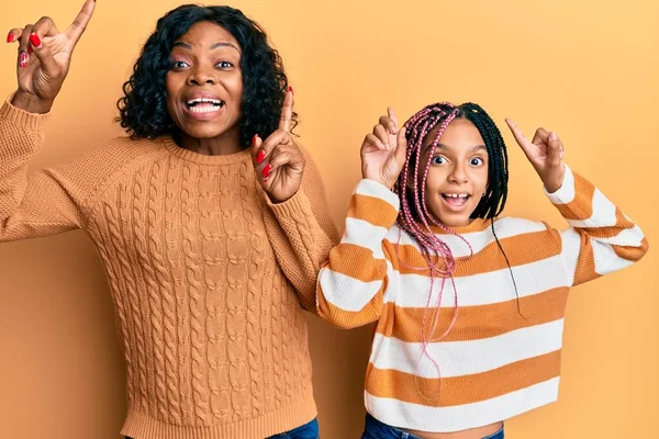 Hermosa Madre Afroamericana Hija Vistiendo Suéter Lana Invierno Sonriendo Sorprendida —  Fotos de Stock