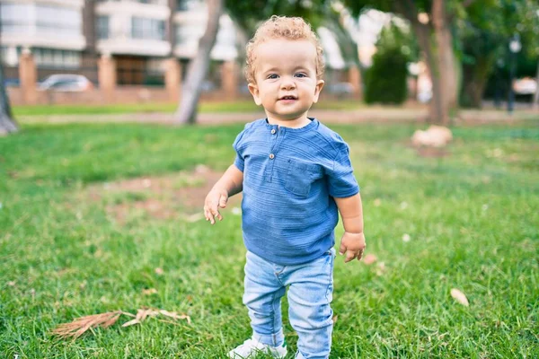 Söt Och Glad Liten Pojke Som Har Roligt Parken Solig — Stockfoto