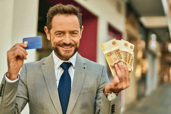 Przedsiębiorca Średnim Wieku Posiadający Mieście Kartę Kredytową Węgierskie Banknoty Forintowe — Zdjęcie stockowe