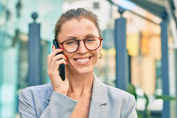 Joven Mujer Negocios Rubia Sonriendo Feliz Hablando Teléfono Inteligente Ciudad —  Fotos de Stock