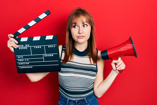 Rousse Jeune Femme Tenant Vidéo Film Clapet Mégaphone Souriant Regardant — Photo
