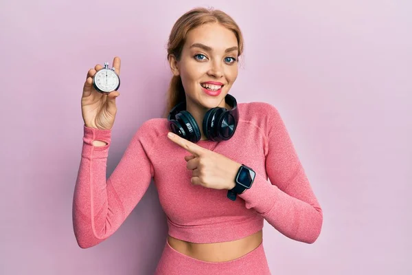 Beautiful Blonde Caucasian Woman Wearing Gym Clothes Holding Stopwatch Smiling — Stock Photo, Image