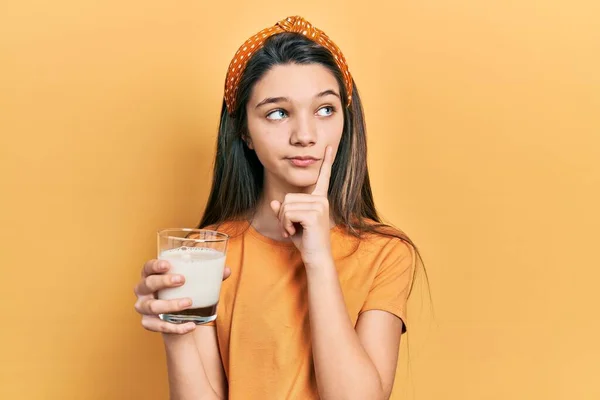 Νεαρή Καστανή Κοπέλα Πίνοντας Ένα Ποτήρι Γάλα Σοβαρό Πρόσωπο Σκέφτεται — Φωτογραφία Αρχείου