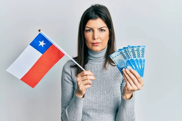 Junge Hispanische Frau Mit Chilenischer Fahne Und Chilenischen Pesos Banknoten — Stockfoto