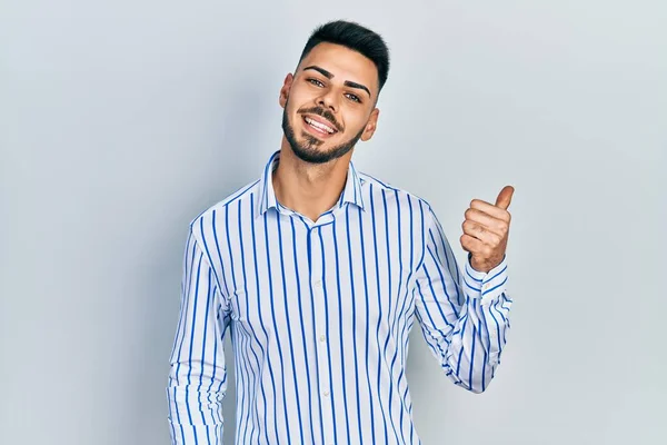 Jovem Hispânico Com Barba Vestindo Camisa Listrada Casual Sorrindo Com — Fotografia de Stock