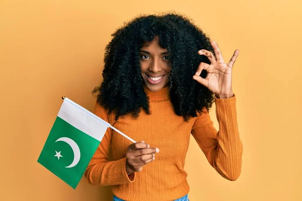 Afrikaans Amerikaanse Vrouw Met Afro Haar Houden Pakistan Vlag Doet — Stockfoto