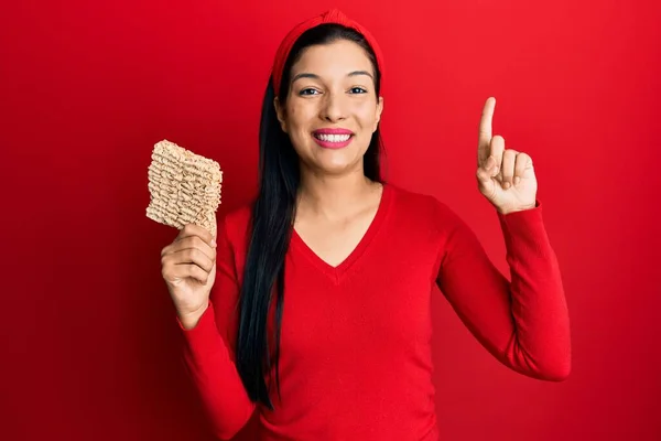 Ung Latinamerikansk Kvinna Håller Okokt Nudlar Leende Med Idé Eller — Stockfoto