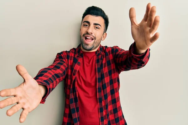 Jovem Hispânico Vestindo Roupas Casuais Olhando Para Câmera Sorrindo Braços — Fotografia de Stock