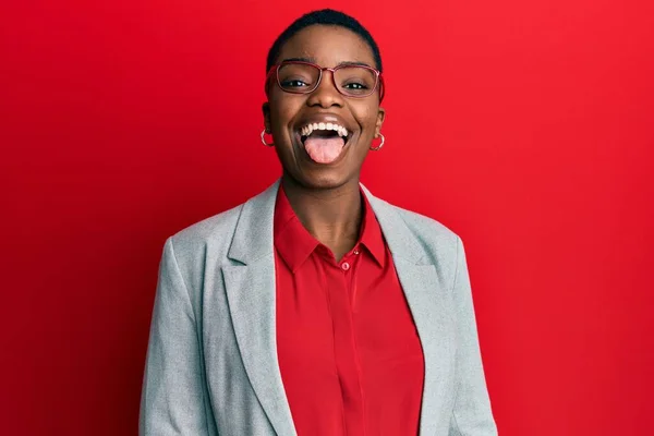 Молодая Африканская Американка Деловой Куртке Очках Торчащих Языком Довольна Смешным — стоковое фото