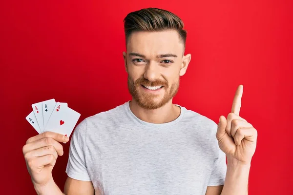 Jeune Homme Rousse Tenant Des Cartes Poker Souriant Avec Une — Photo