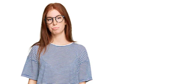Die Junge Frau Mit Legerer Kleidung Und Brille Ist Deprimiert — Stockfoto