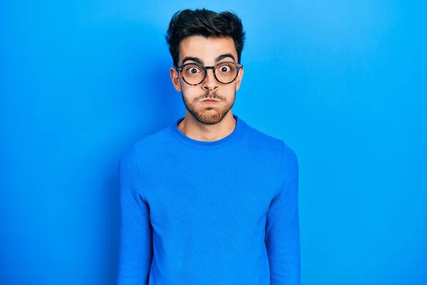 Günlük Kıyafetler Giyen Gözlüklü Komik Yüzlü Yanak Şişiren Genç Spanyol — Stok fotoğraf