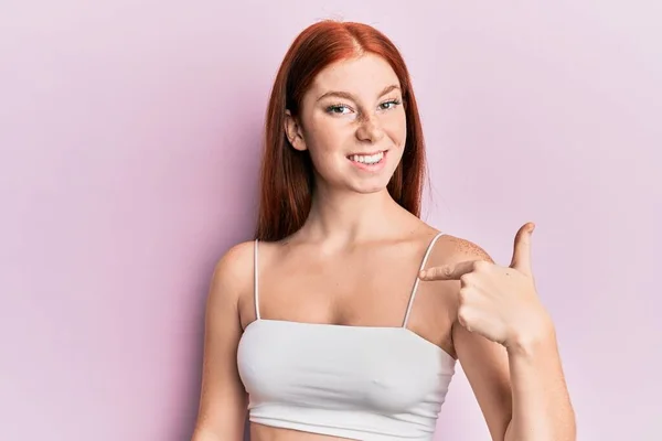 Pembe Arka Planda Duran Genç Kızıl Saçlı Kız Gülümseyen Mutlu — Stok fotoğraf