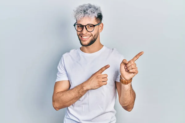 Modern Boyalı Saçlı Beyaz Tişörtlü Gözlüklü Gülümseyen Kameraya Bakan Genç — Stok fotoğraf