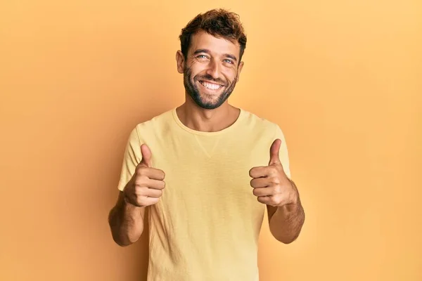 Hombre Guapo Con Barba Vistiendo Camiseta Amarilla Casual Sobre Fondo — Foto de Stock