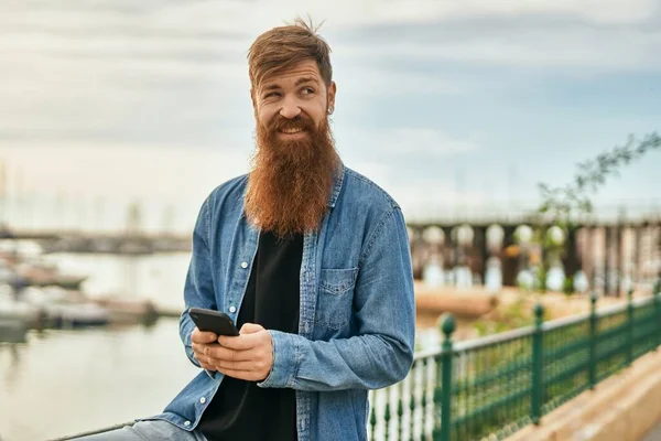 Giovane Irlandese Uomo Sorridente Felice Utilizzando Smartphone Città — Foto Stock