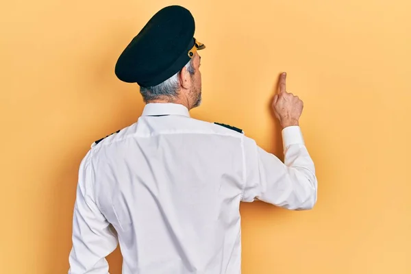 Stilig Medelålders Man Med Grått Hår Bär Flygplan Pilot Uniform — Stockfoto